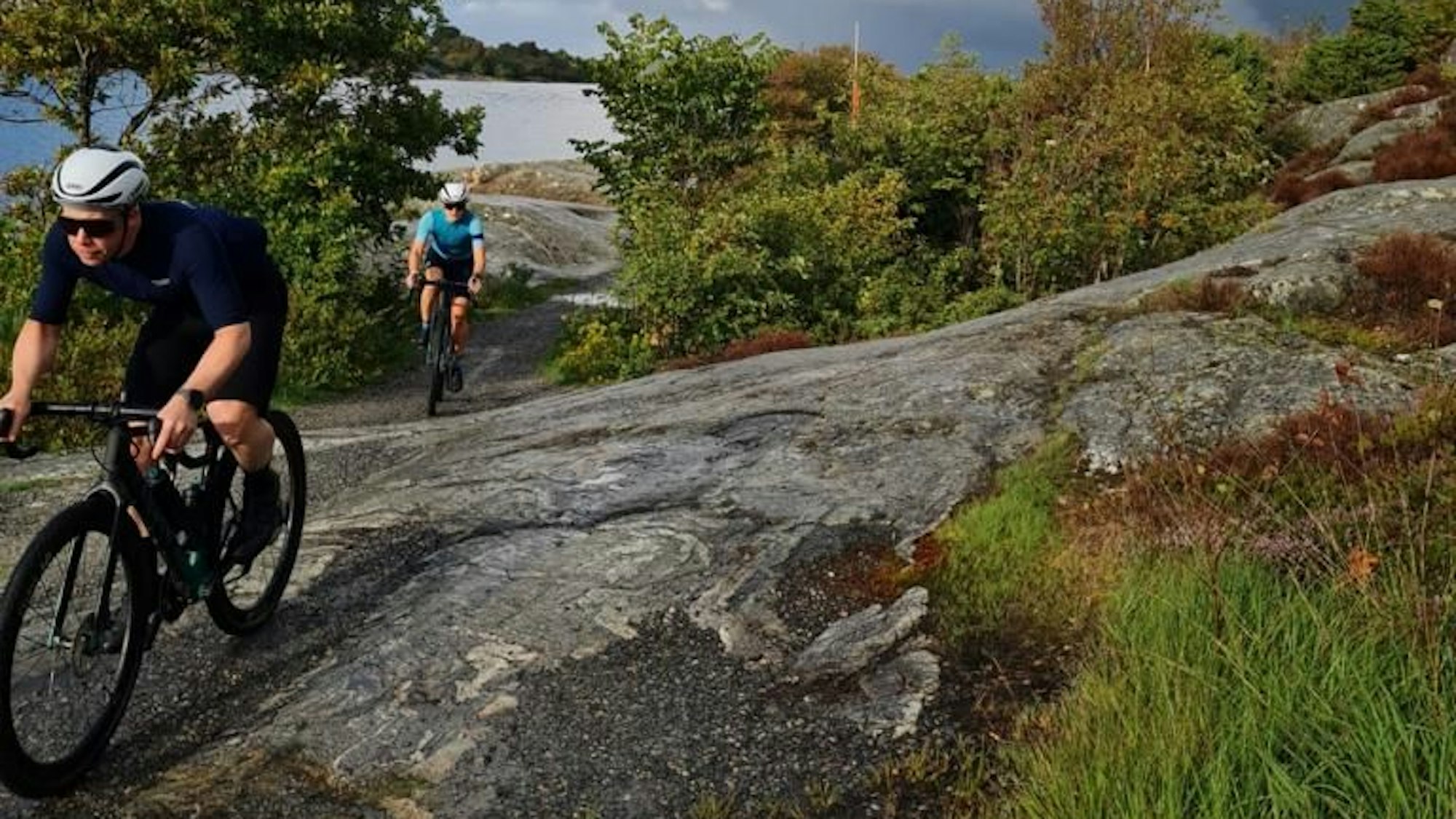 Zwei Radfahrer unterwegs im Gebirge.