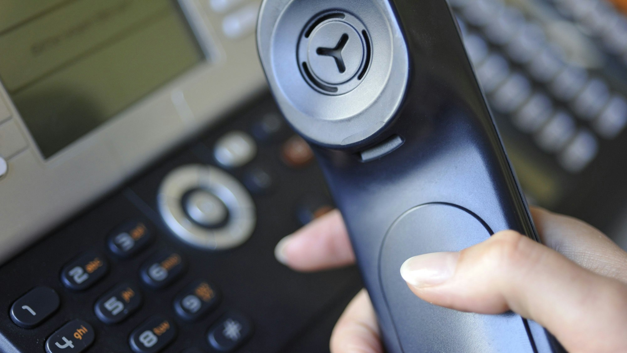 Zu sehen ist der Hörer eines Telefons.