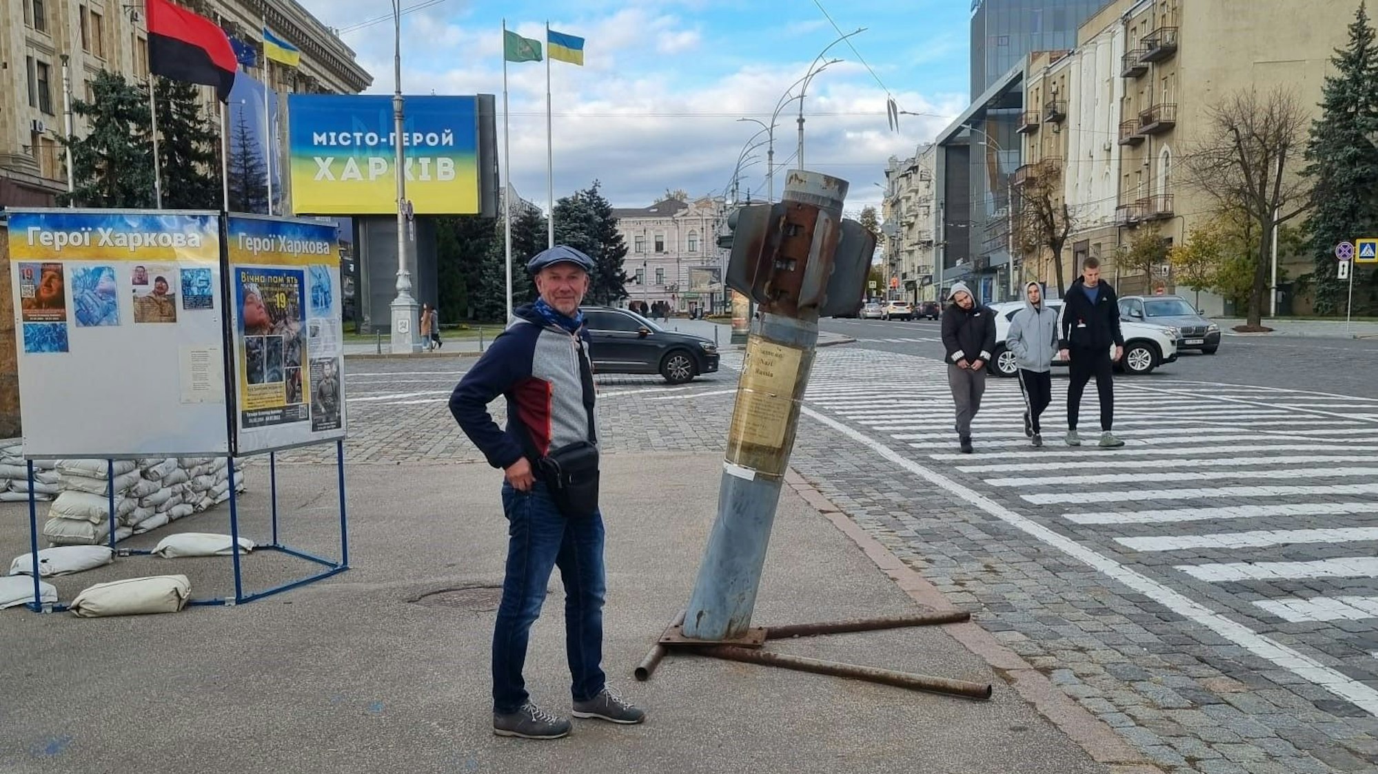 Rolf Kühr steht auf der Straße eines Stadtzentrums.