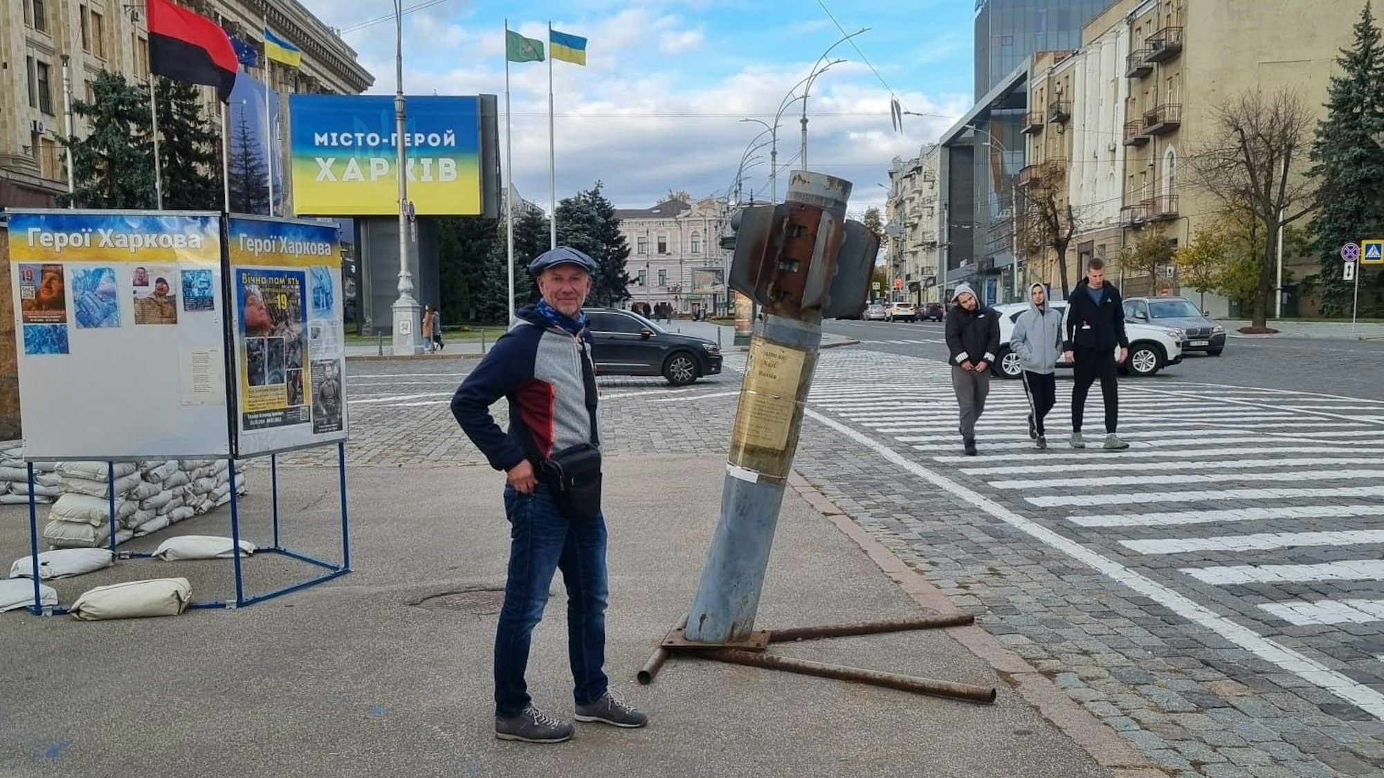 Rolf Kühr steht auf der Straße eines Stadtzentrums.