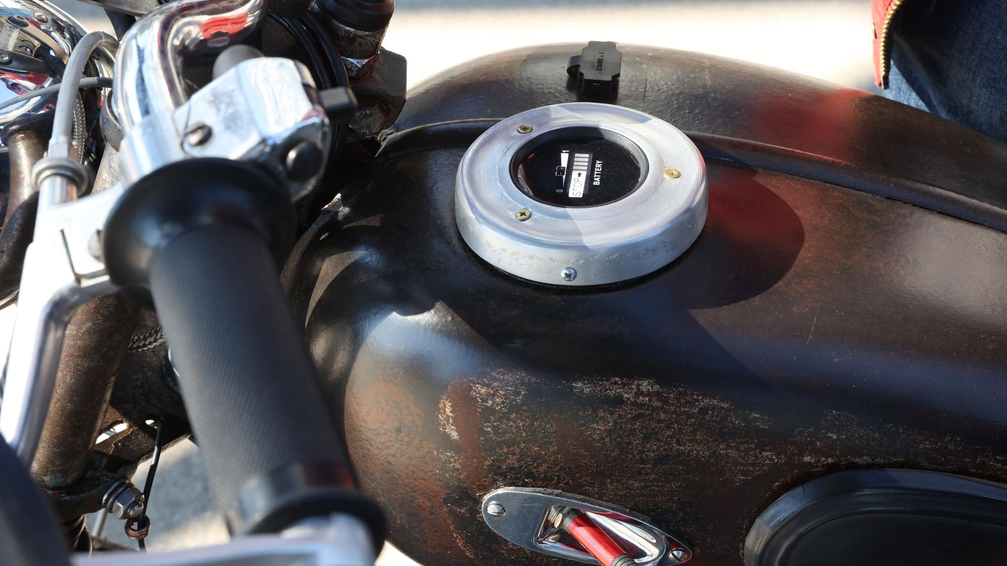 Das Motorrad in einer Detail-Aufnahme von oben