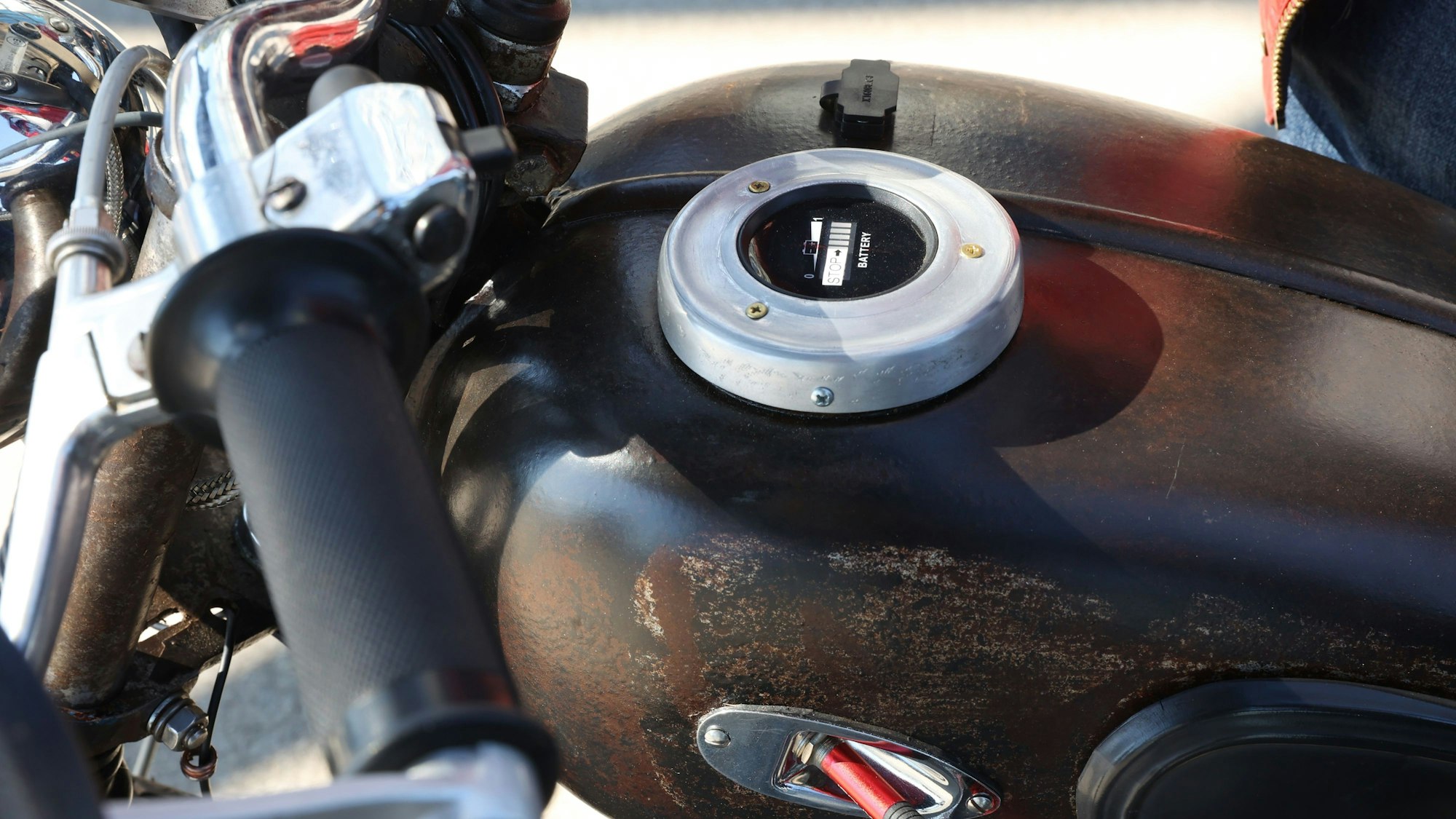 Das Motorrad in einer Detail-Aufnahme von oben