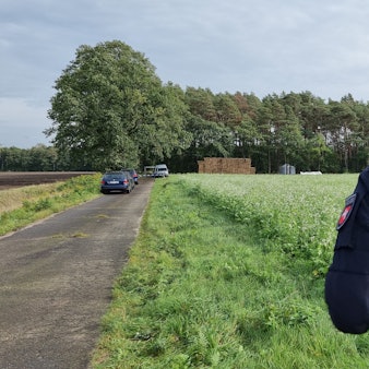 Eine Polizistin steht vor einem Wald bei Fuhrberg in der Region Hannover. Bei den von Pilzsammlern gefundenen menschlichen Knochen in einem Wald nahe Burgwedel handelt es sich um den Leichnam der 56 Jahre alten Frau, die im September 2022 in ihrer Laube am Würmsee erstochen wurde. In dem Gerichtsprozess zum Würmsee-Mord hatten zahlreiche Indizien wie Blut- und DNA-Spuren dem Gericht zufolge den 55 Jahre alten Familienvater als Täter überführt.