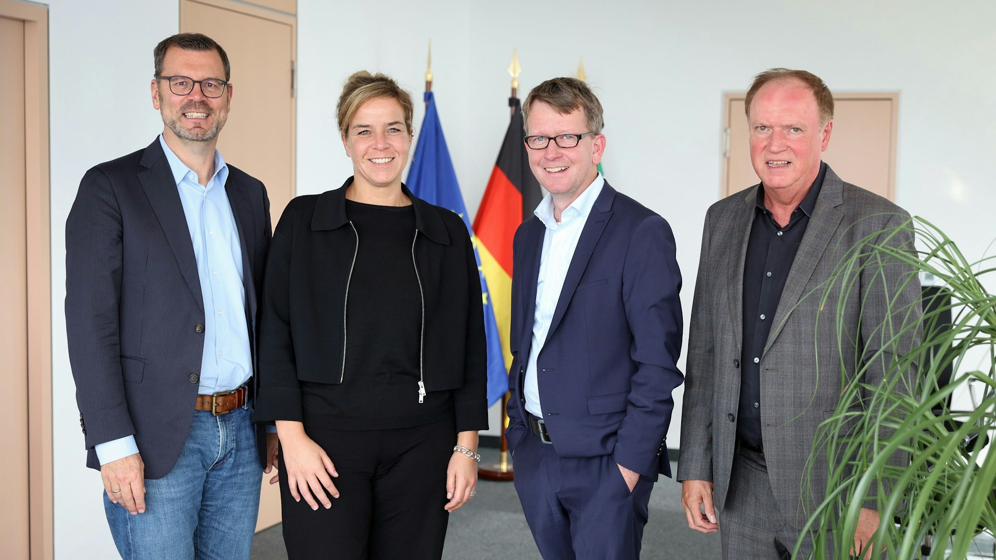 Interview mit NRW-Wirtschaftsministerin Mona Neubaur im Düsseldorfer Wirtschaftsministerium mit (v.l.) Carsten Fiedler, Mona Neubaur, Thorsten Breitkopf und Gerhard Voogt
Foto: Martina Goyert