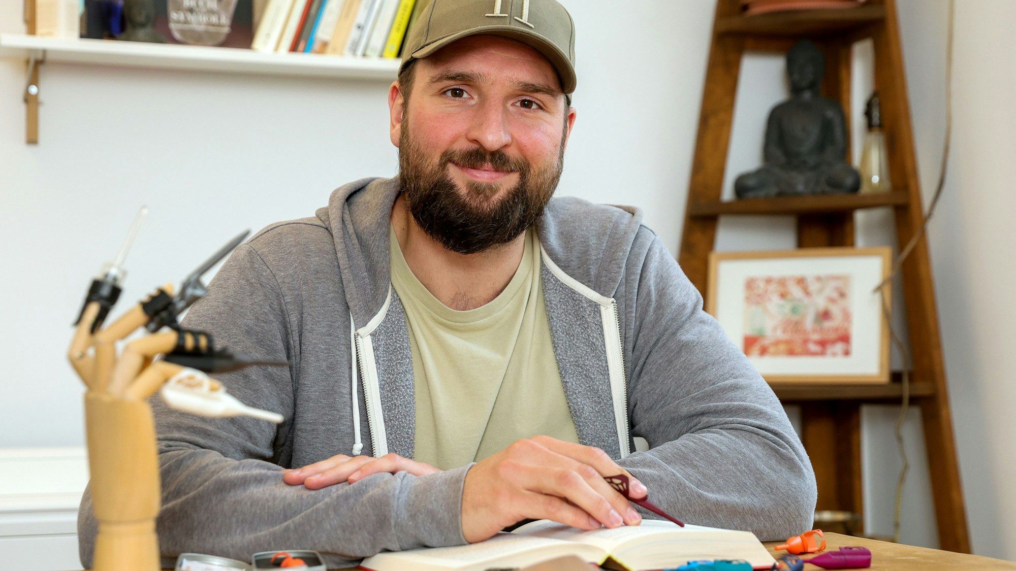 Das Bild zeigt Daniel Nienkämper, der das Lese-Werkzeug „Bookhoover“ entwickelt hat, mit dem man schneller und konzentrierter lesen kann.