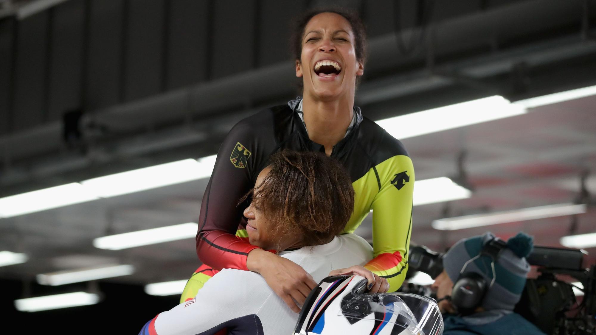 Mariama Jamanka feiert mit Lauren Gibbsaus den USA 2018 in Südkorea.
