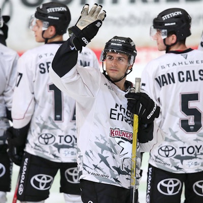 Glückliche Gesichter nach dem Sieg der Kölner Haie. Maximilian Kammerer Kölner Haie bedankt sich glücklich bei den Fans.