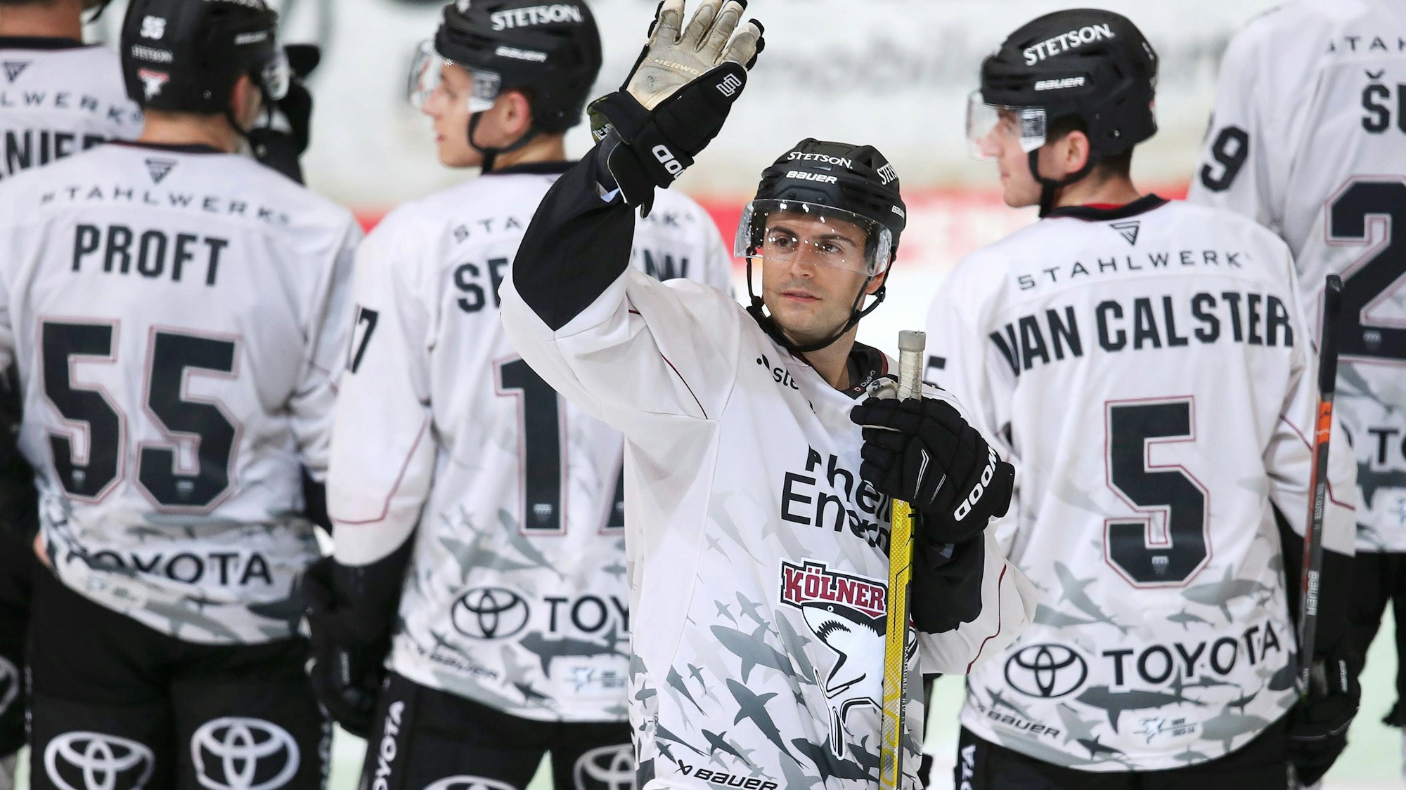Glückliche Gesichter nach dem Sieg der Kölner Haie. Maximilian Kammerer Kölner Haie bedankt sich glücklich bei den Fans.