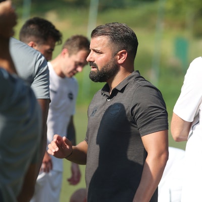 Zu sehen ist der Trainer einer Fußballmannschaft.