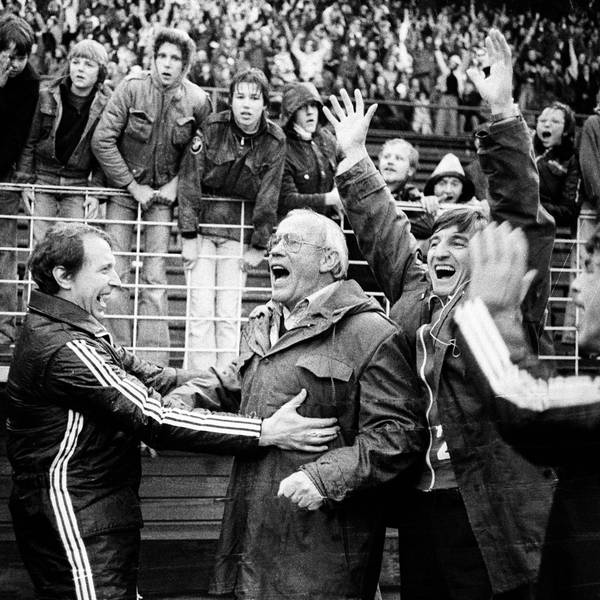 In der Bildmitte freut sich Hennes Weisweiler über die Gratulationen zur Deutschen Meisterschaft 1978.
