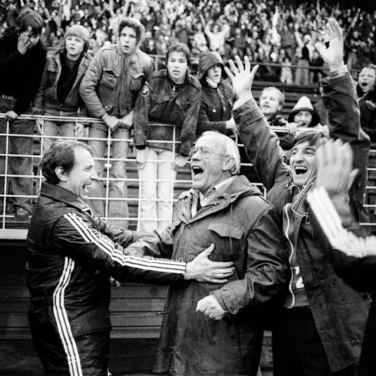 In der Bildmitte freut sich Hennes Weisweiler über die Gratulationen zur Deutschen Meisterschaft 1978.