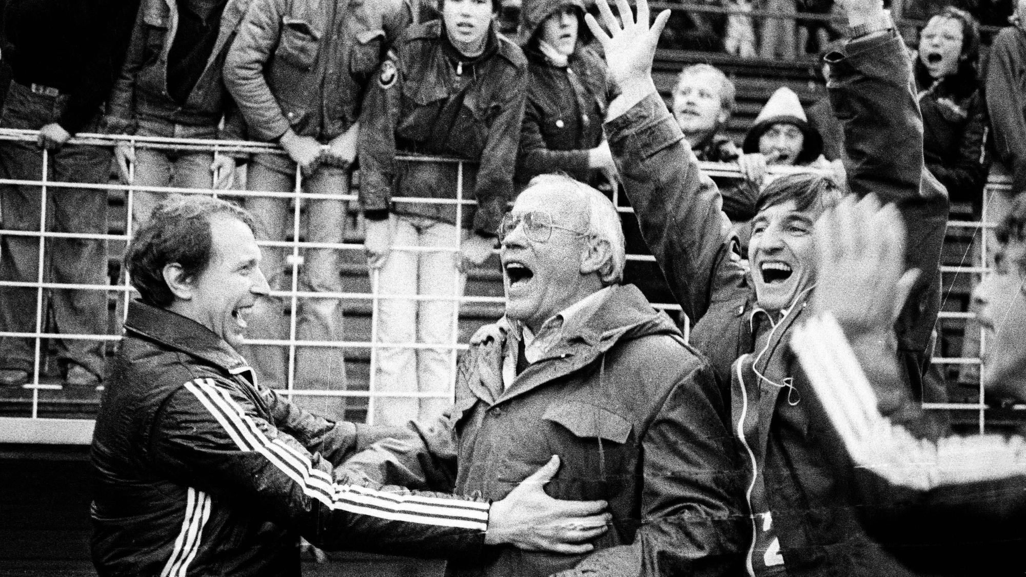 In der Bildmitte freut sich Hennes Weisweiler über die Gratulationen zur Deutschen Meisterschaft 1978.