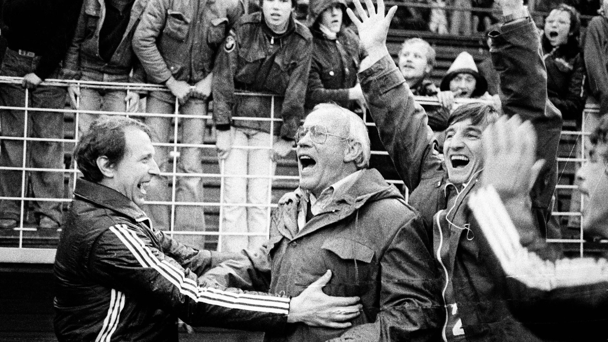 In der Bildmitte freut sich Hennes Weisweiler über die Gratulationen zur Deutschen Meisterschaft 1978.
