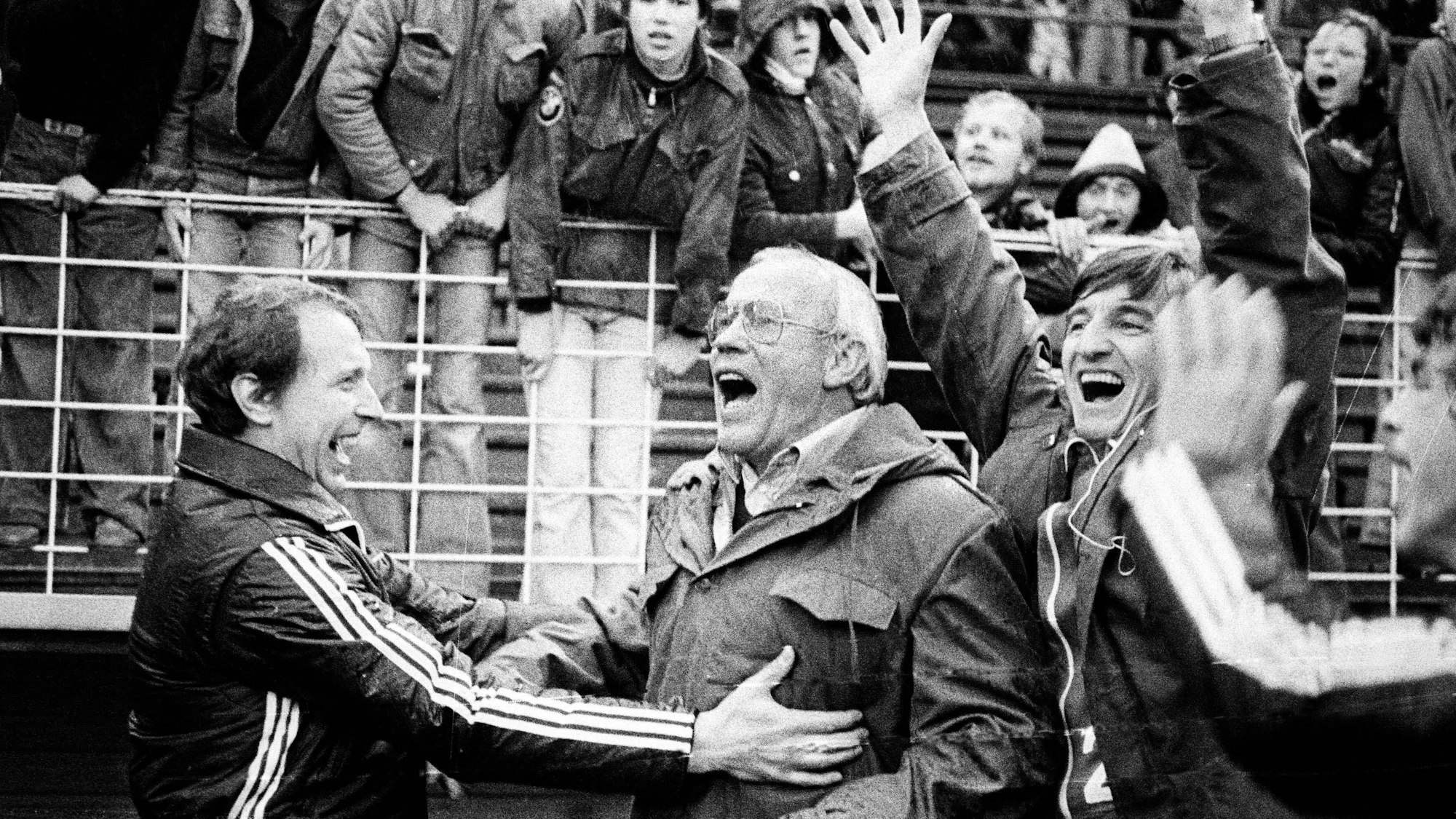In der Bildmitte freut sich Hennes Weisweiler über die Gratulationen zur Deutschen Meisterschaft 1978.