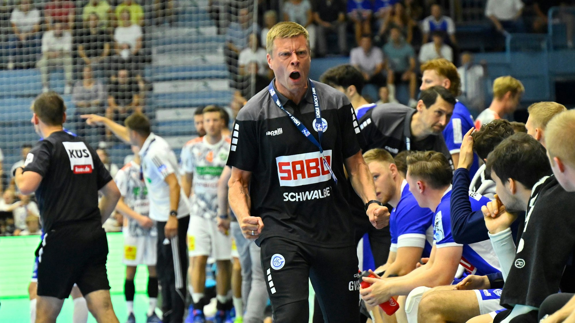 VfL-Trainer Gudjon Valur Sigurdsson beim Jubel.