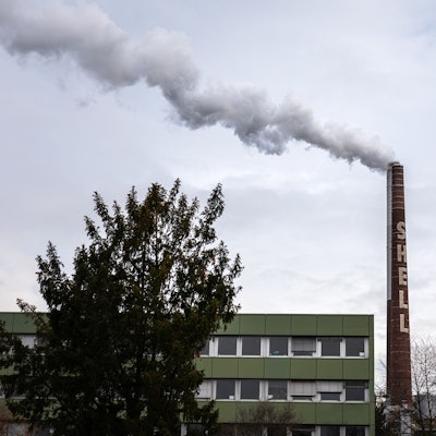 Dampf, Qualm und Rauch kommen aus einem Schornstein auf dem Gelände der Shell Rheinland Raffinerie.