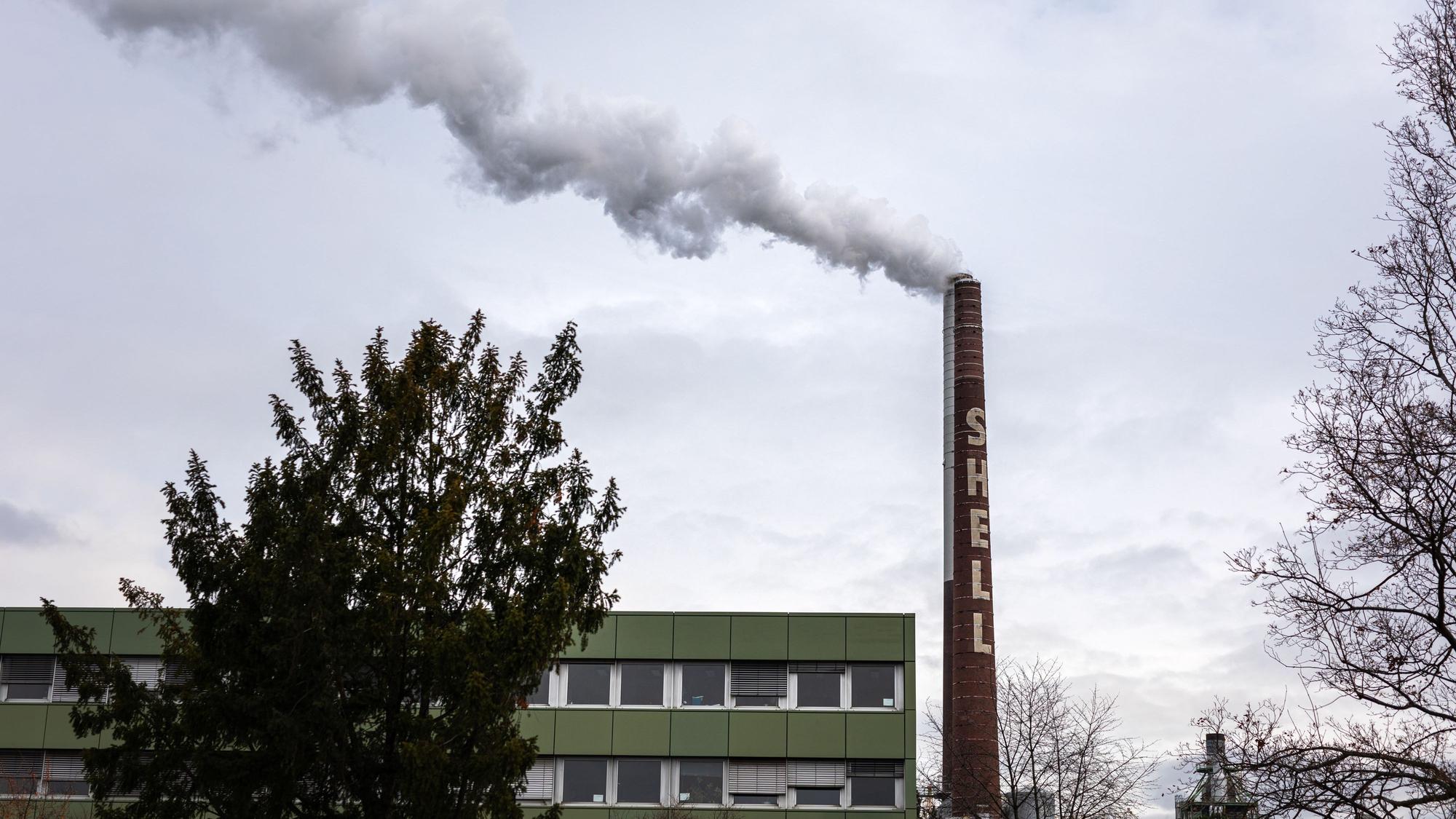 Dampf, Qualm und Rauch kommen aus einem Schornstein auf dem Gelände der Shell Rheinland Raffinerie.