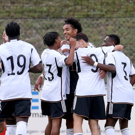 Torjubel 2:0 Deutschland, Torschütze Francis Onyeka mitte, GER . Fussball: Länderspiel, EM-Qualifikation für Zypern 2024. Deutschland vs Liechtenstein, Deutschland: Saison 23/24: U17, U 17 Nationalmannschaft, 15.10.2023. *** Goal celebration 2 0 Germany, goal scorer Francis Onyeka center, GER sports football international match, European Championship qualification for Cyprus 2024 Germany vs Liechtenstein, Germany season 23 24 U17 national team, 15 10 2023
