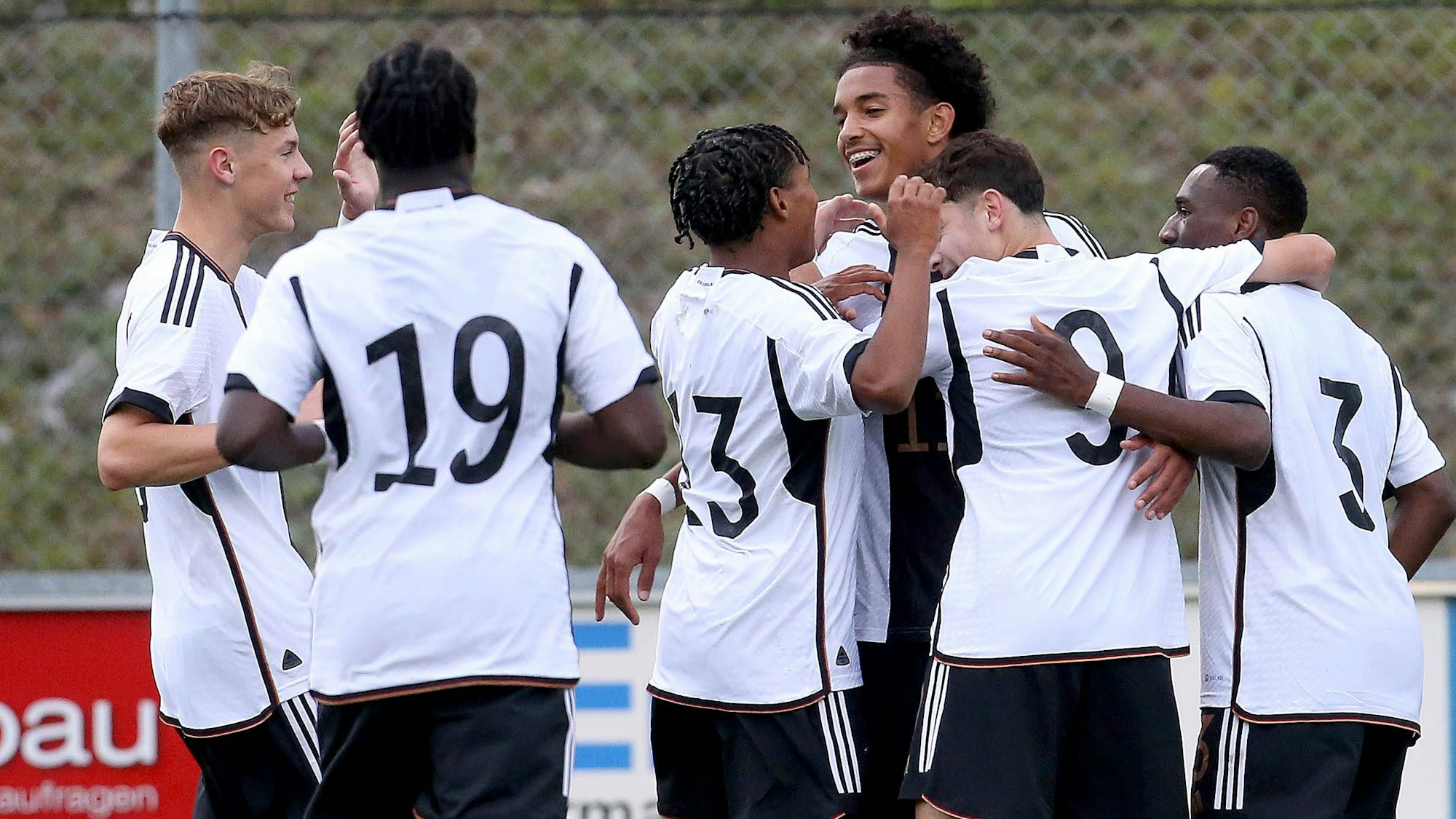 Torjubel 2:0 Deutschland, Torschütze Francis Onyeka mitte, GER . Fussball: Länderspiel, EM-Qualifikation für Zypern 2024. Deutschland vs Liechtenstein, Deutschland: Saison 23/24: U17, U 17 Nationalmannschaft, 15.10.2023. *** Goal celebration 2 0 Germany, goal scorer Francis Onyeka center, GER sports football international match, European Championship qualification for Cyprus 2024 Germany vs Liechtenstein, Germany season 23 24 U17 national team, 15 10 2023