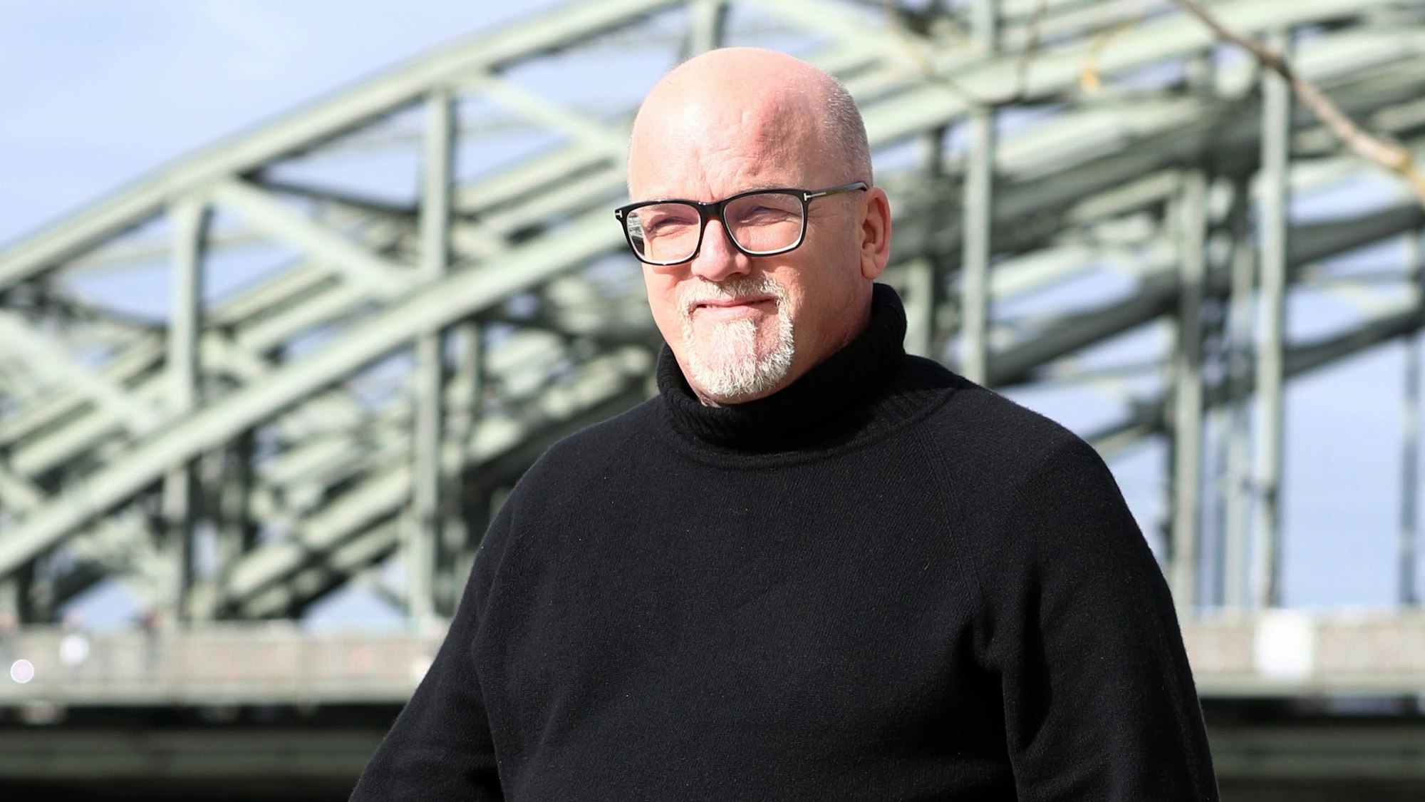 DJ Ötzi vor der Hohenzollernbrücke