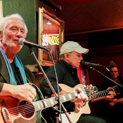 Ein Mann singt in ein Mikrofon.