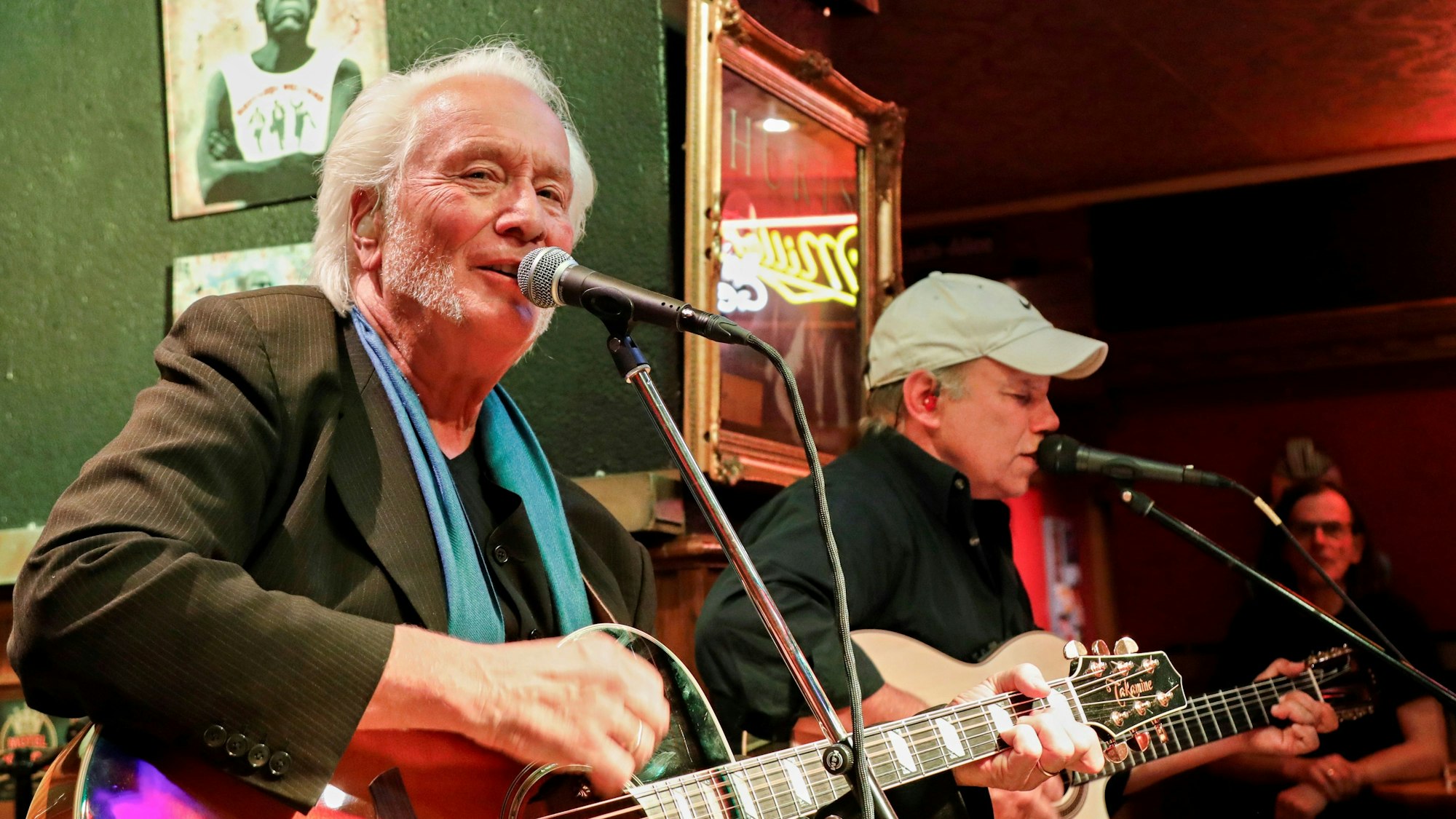 Ein Mann singt in ein Mikrofon.