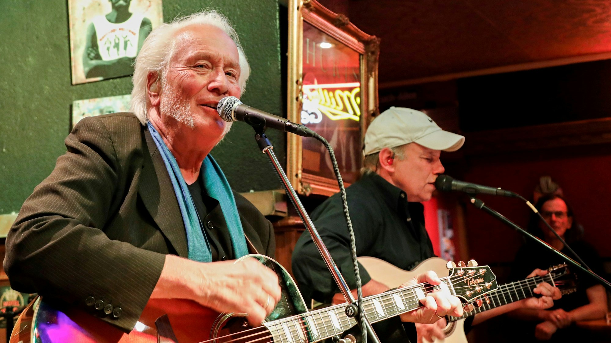 Hannes Schöner mit Gitarre und Mikrofon