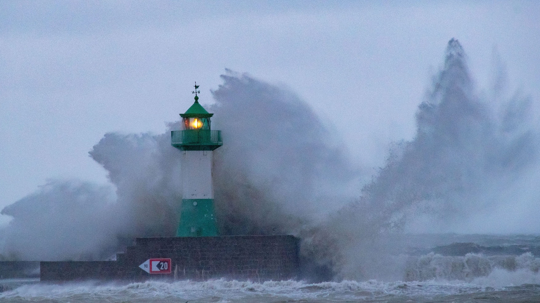 Riesenwellen schlagen über den Leuchtturm in Sassnitz.