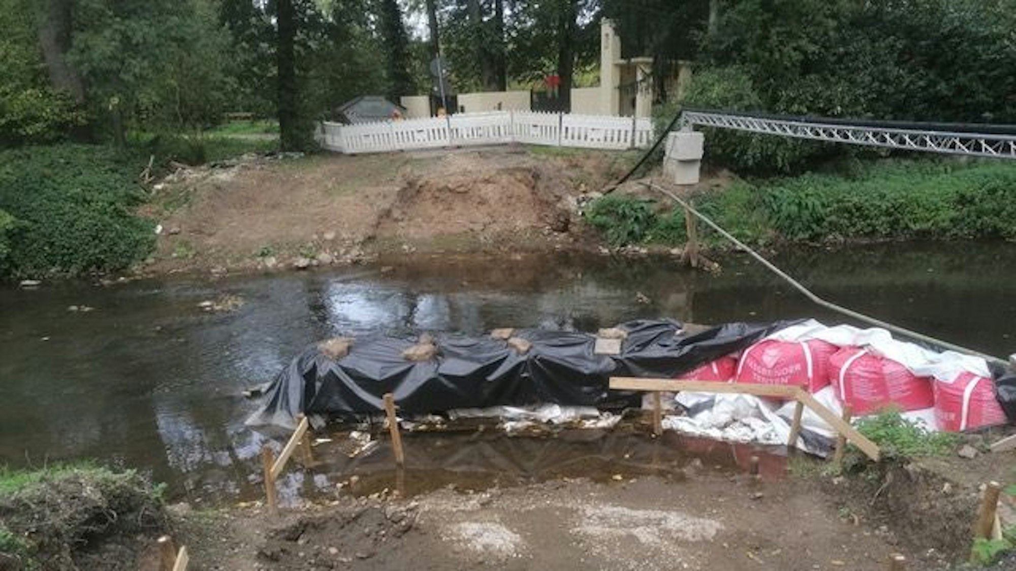 Die Baustelle am Erftluftkanal. Material liegt verstreut, eine Brücke ist nicht zu sehen.