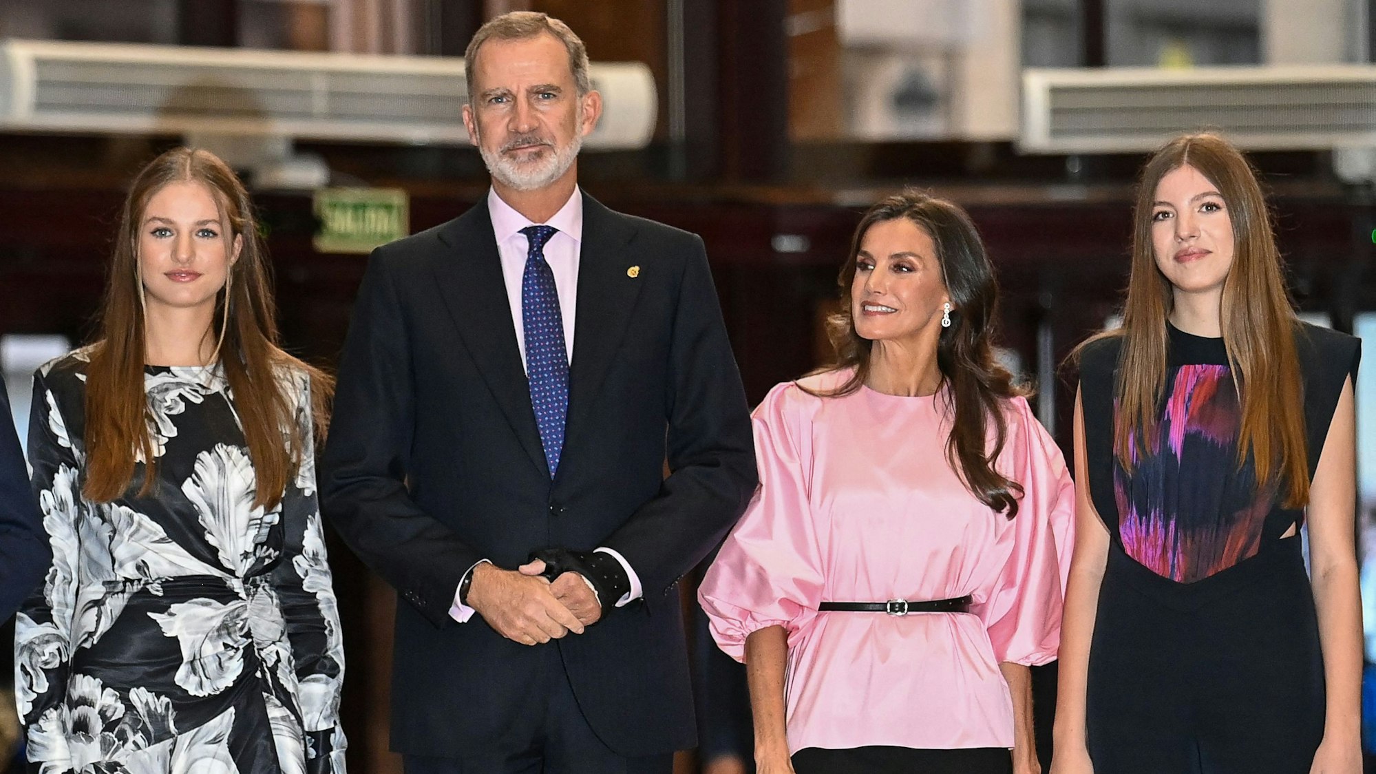 Die spanische Kronprinzessin von Asturien Leonor, der spanische König Felipe VI., die spanische Königin Letizia und die spanische Prinzessin Sofia treffen am 19. Oktober 2023 in Oviedo ein.