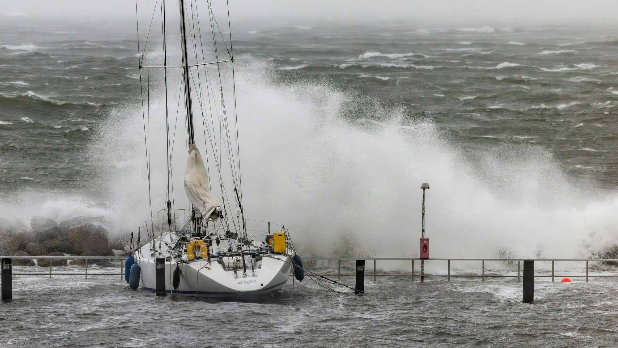 Meterhohe Wellen brechen sich an den Hafenanlagen in Schilksee.