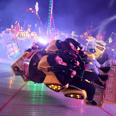 Fahrgeschäft auf der Deutzer Kirmes.