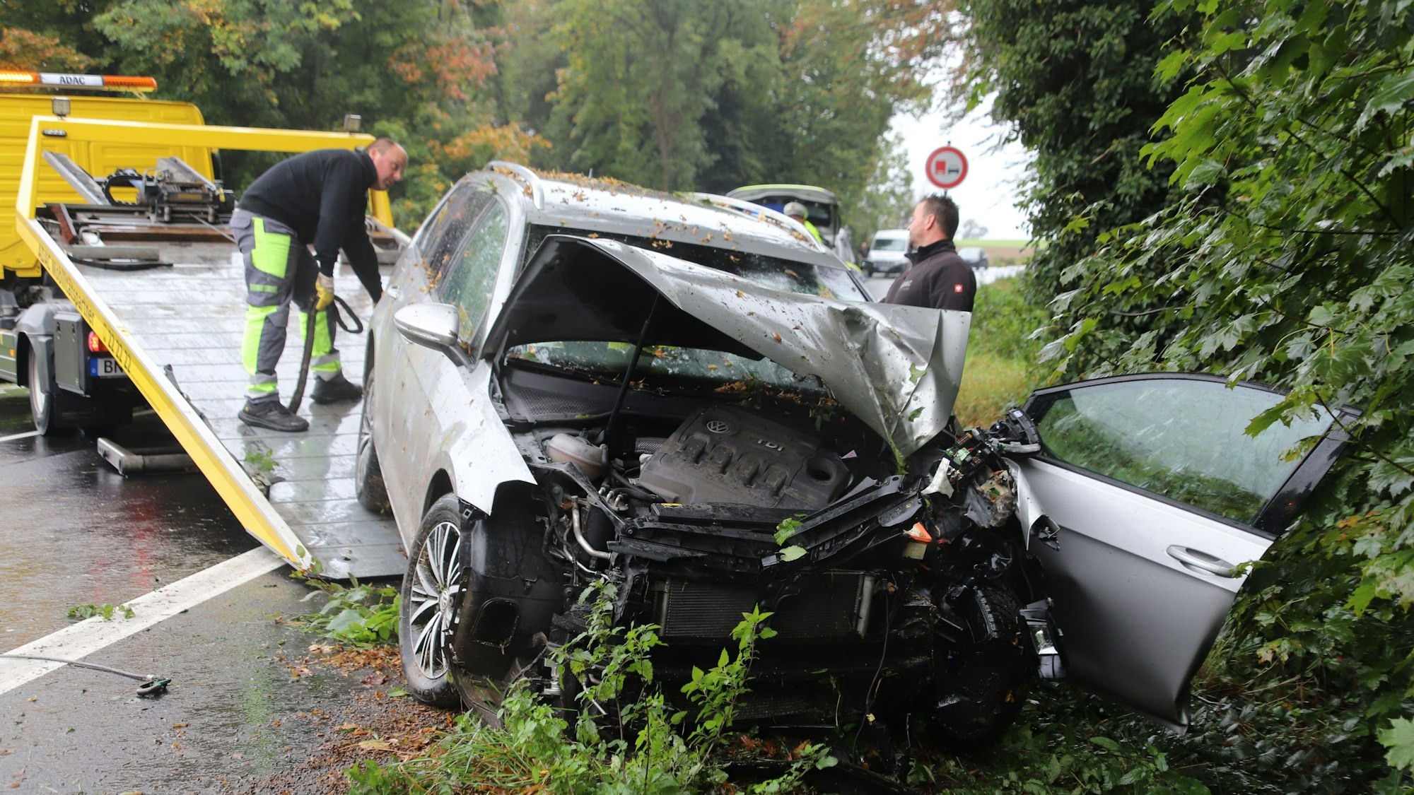 Ein 43 Jahre alter Autofahrer hat am 20. Oktober die Kontrolle über seinen Wagen verloren und ist in eine Böschung gegen einen Baum gerutscht. Mitarbeitende eines Abschleppunternehmens zogen ihn mit ihren Fahrzeugen zurück auf die Fahrbahn.