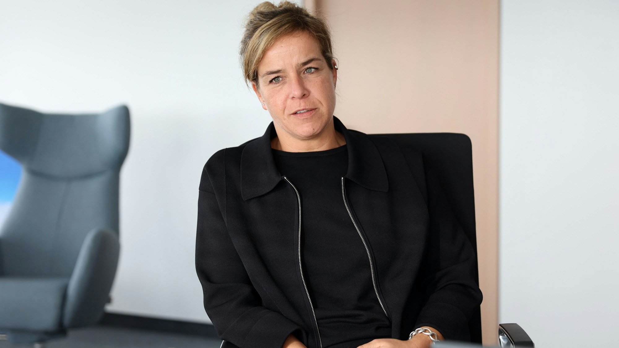 16.10.2023
Köln:
Interview mit NRW-Wirtschaftsministerin Mona Neubaur im Düsseldorfer Wirtschaftsministerium
Foto: Martina Goyert