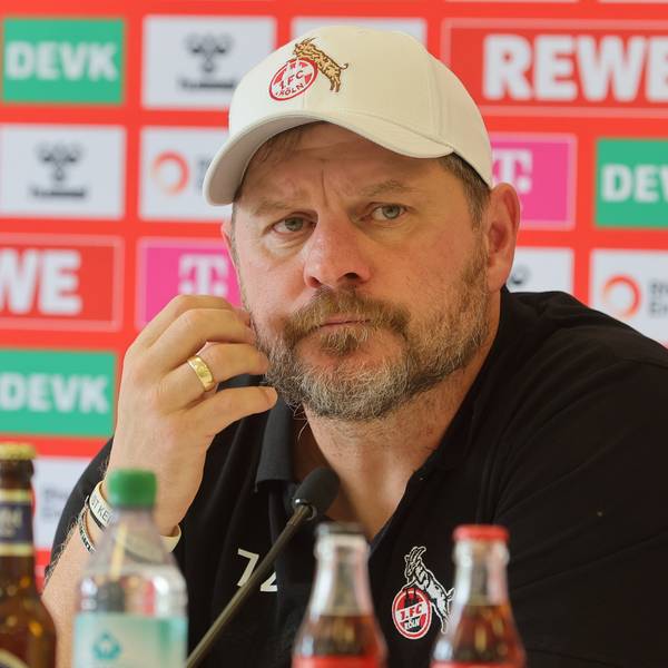 FC-Trainer Steffen Baumgart auf einer Pressekonferenz des 1. FC Köln.