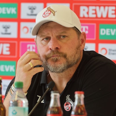 FC-Trainer Steffen Baumgart auf einer Pressekonferenz des 1. FC Köln.