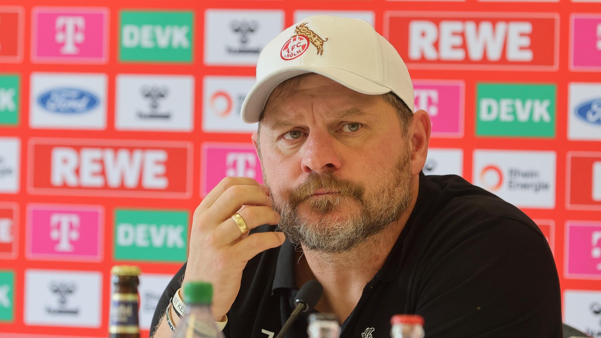 FC-Trainer Steffen Baumgart auf einer Pressekonferenz des 1. FC Köln.