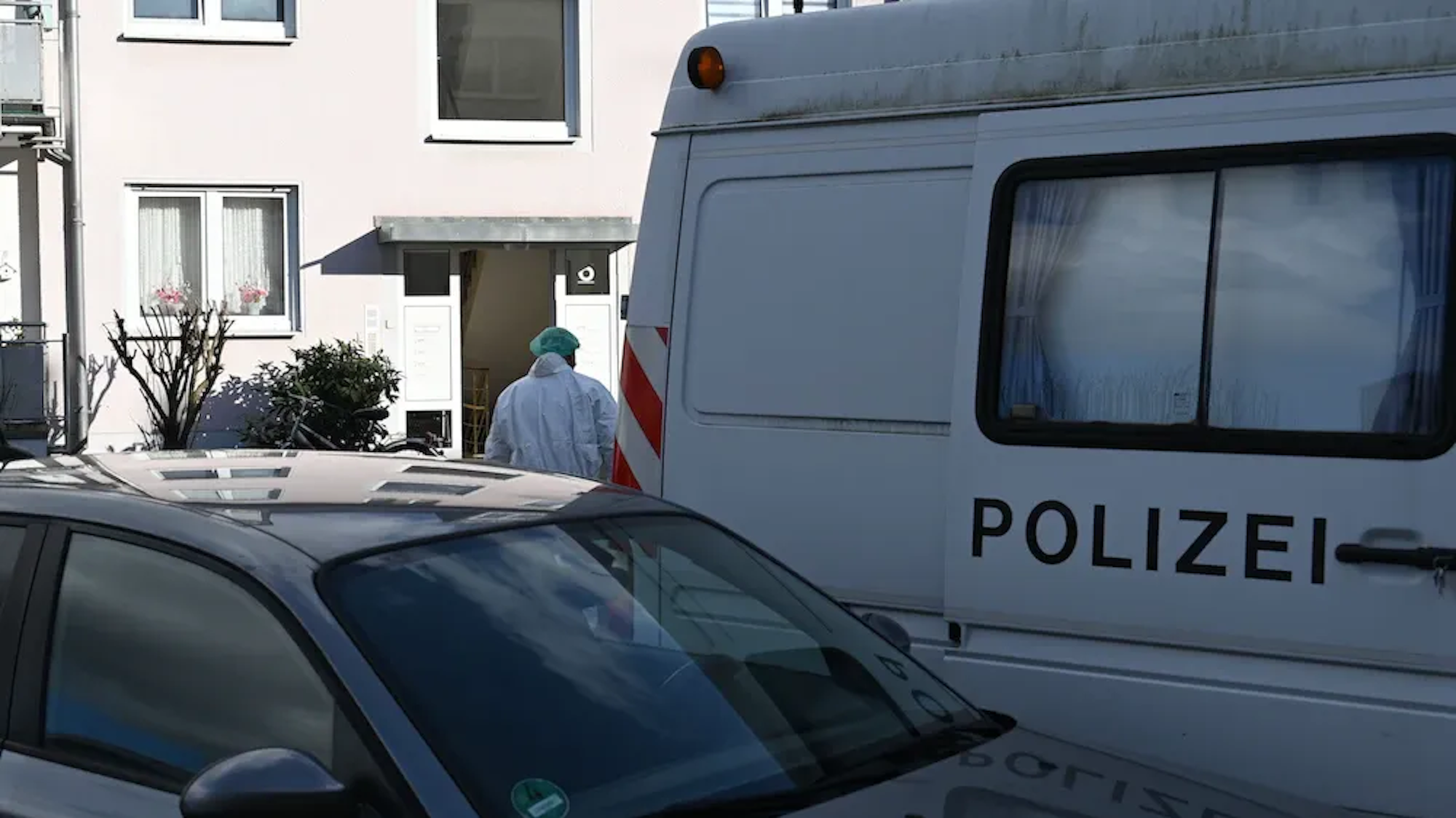 Ermittler gehen in ein Haus in der Kerpener Burgunderstraße.