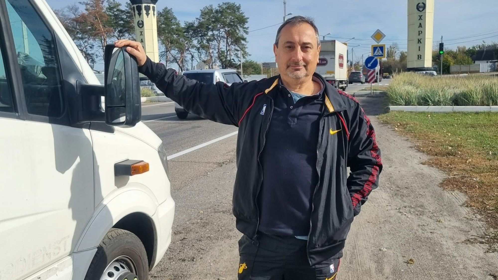 Igor Prudkov unterwegs mit einem ausrangierten Krankenwagen Richtung Charkiw.