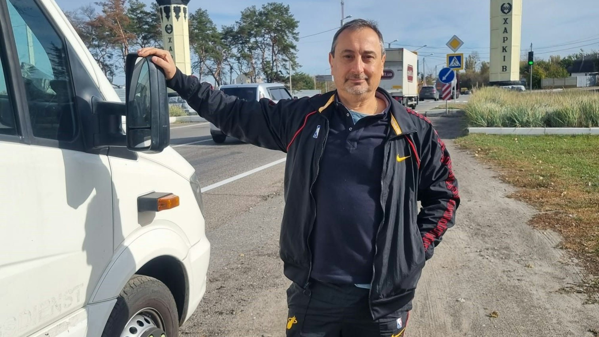 Igor Prudkov unterwegs mit einem ausrangierten Krankenwagen Richtung Charkiw.