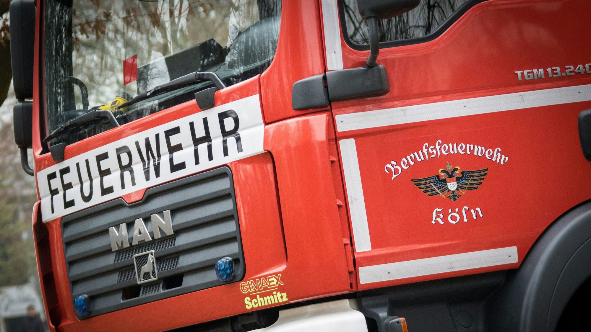 Das Logo der Berufsfeuerwehr der Stadt Köln zusammen mit dem Stadtwappen ist am Montag (23.01.2017) in Koeln auf einem Fahrzeug an einer Einsatzstelle zu sehen.