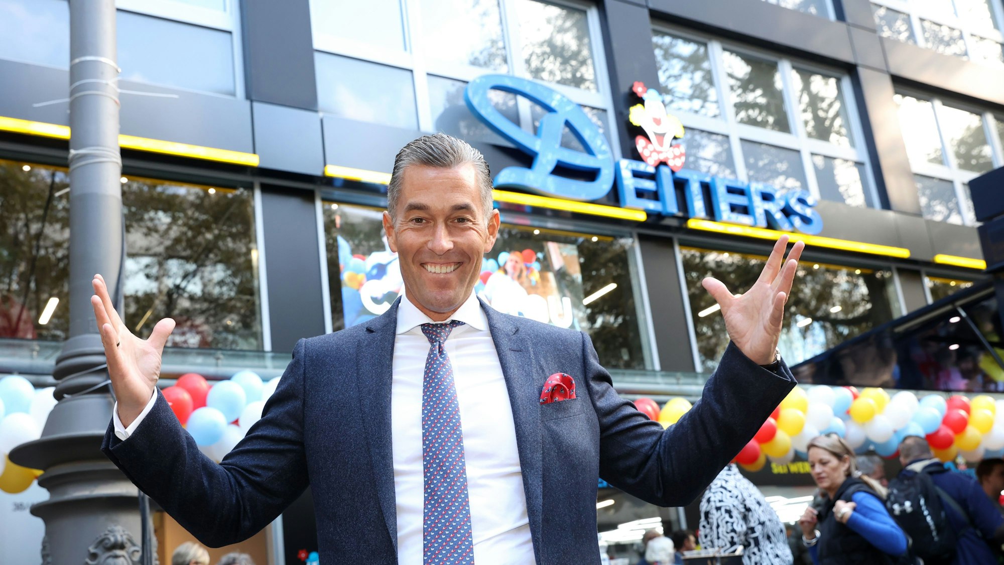 Geschäftsführer Herbert Geiss vor dem neuen Flagshipstore am Hohenstaufenring.