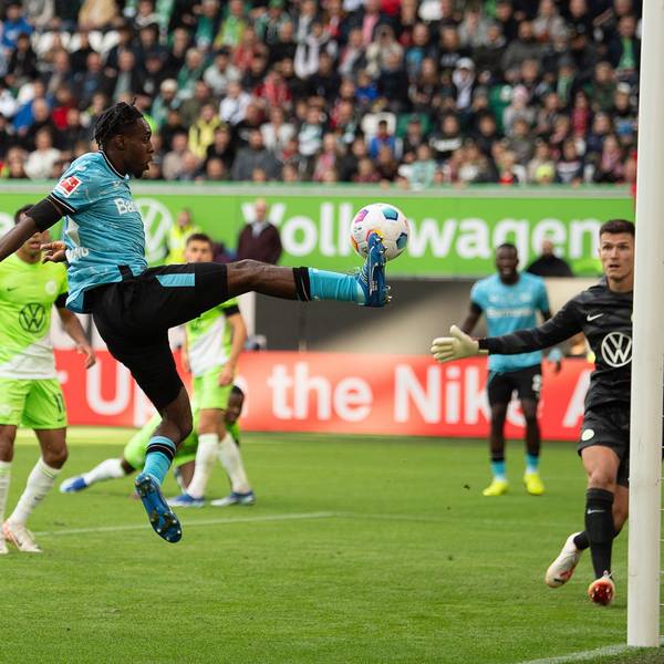 Leverkusens Jeremie Frimpong schießt das Tor zum 0:1.