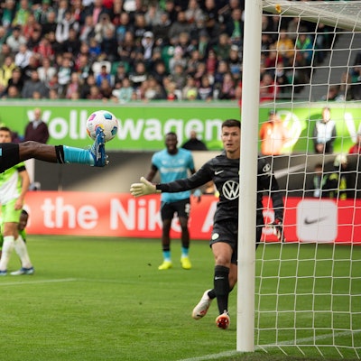 Leverkusens Jeremie Frimpong schießt das Tor zum 0:1.