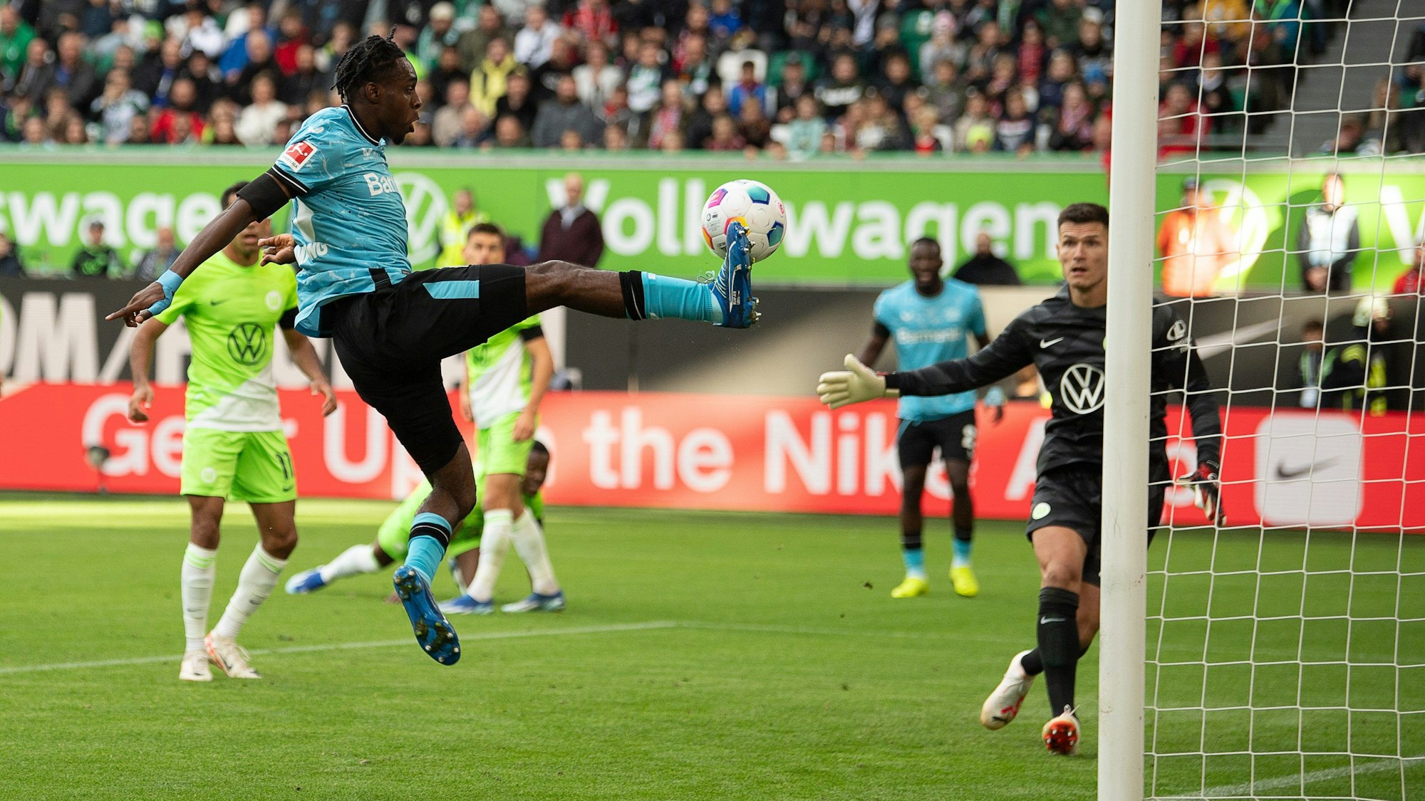 Leverkusens Jeremie Frimpong schießt das Tor zum 0:1.