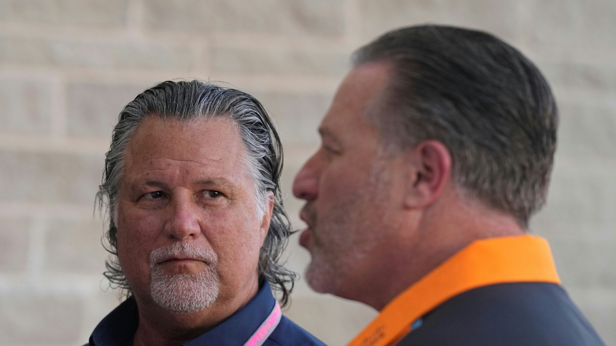 Michael Andretti (links) im Gespräch mit dem CEO von McLaren, Zak Brown.