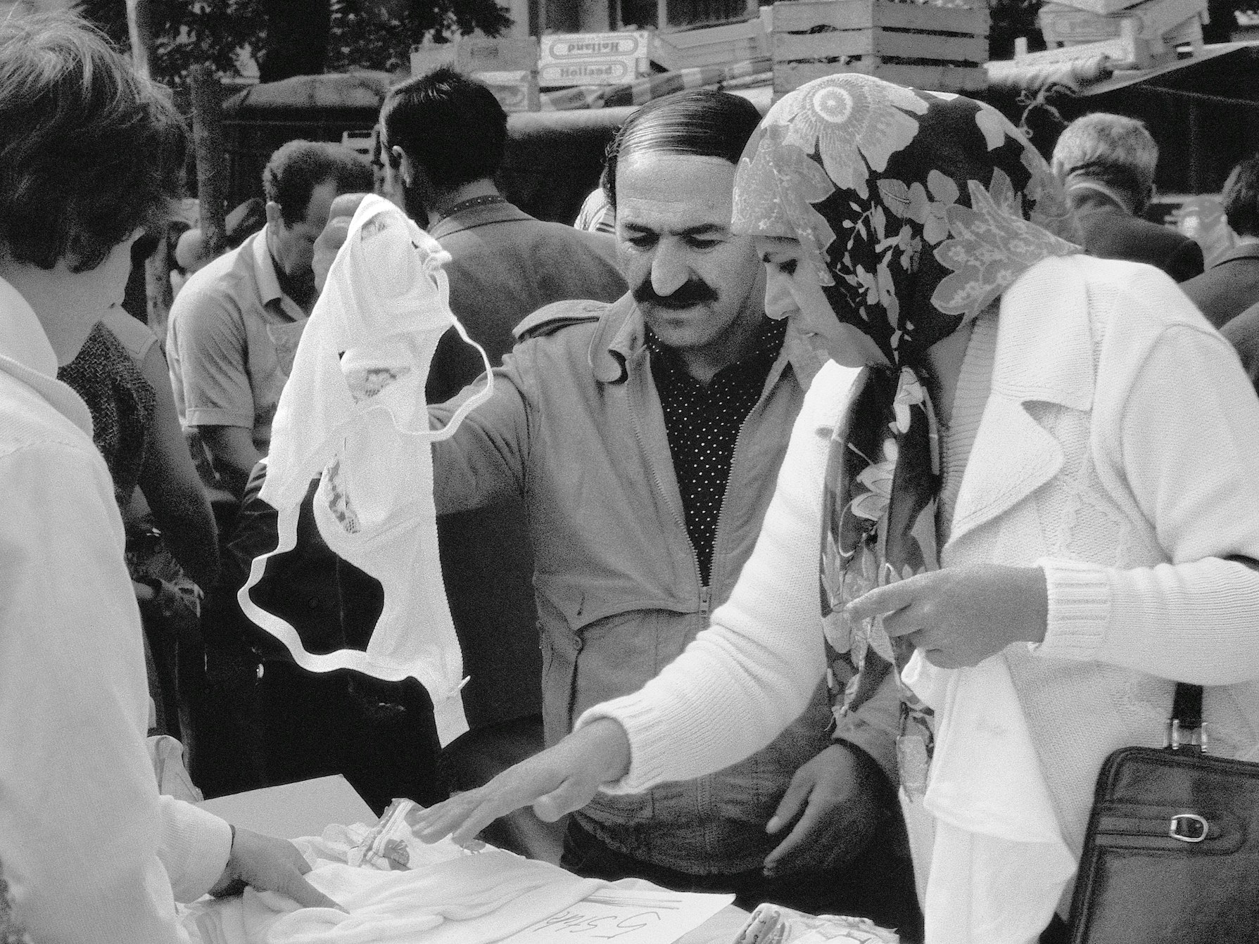 Türkische Kölner beim Einkauf auf dem Wochenmarkt.