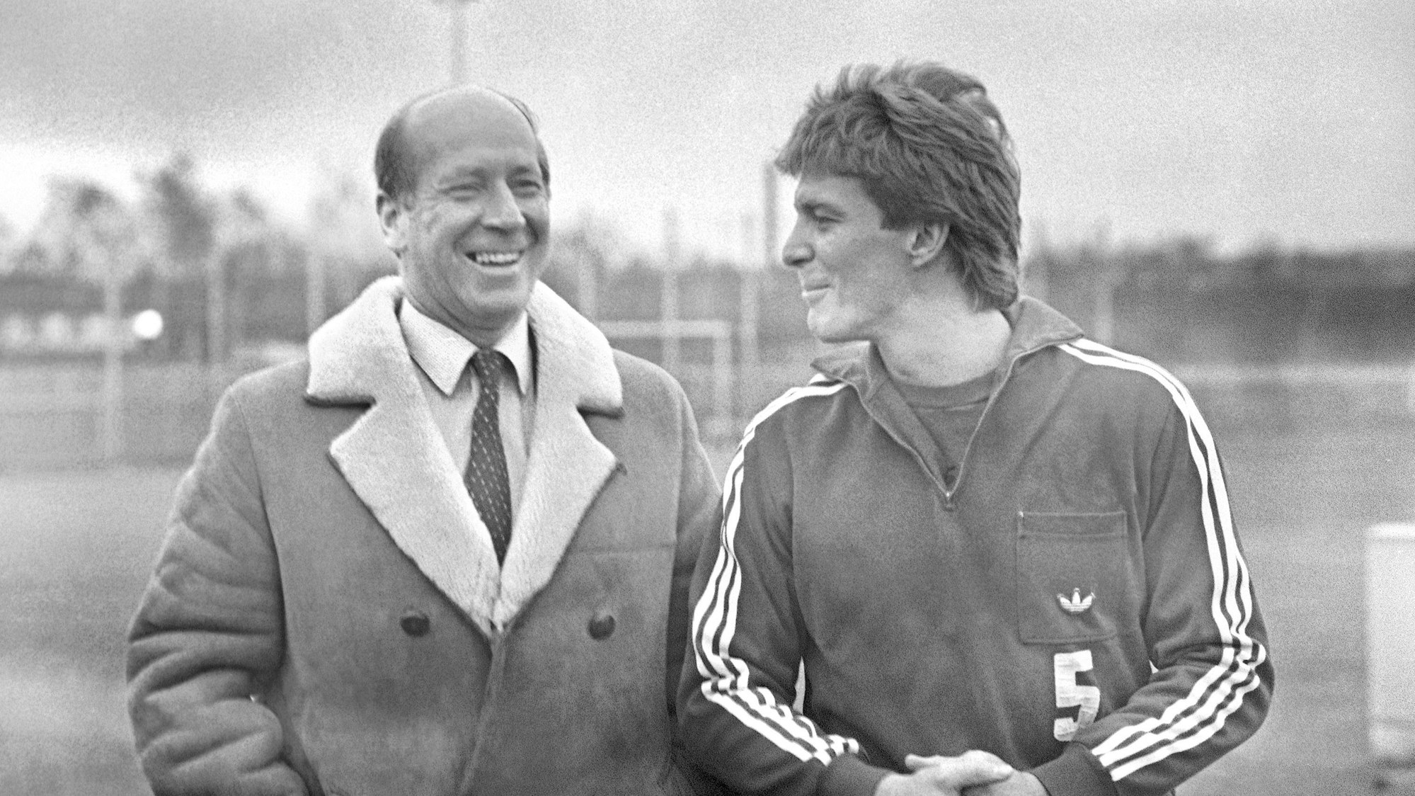 Bobby Charlton (links) 1984 im Gespräch mit Karl-Heinz Förster, ehemaliger Verteidiger vom VfB Stuttgart.