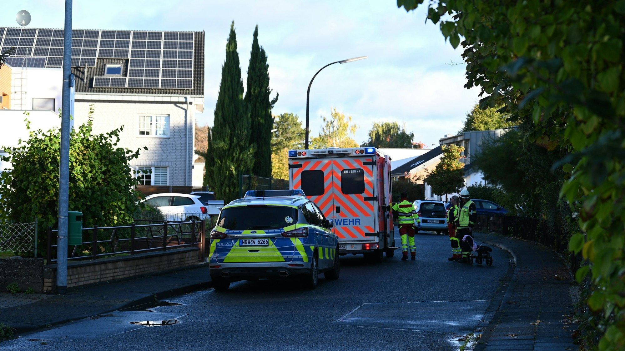 Polizei und Feuerwehr stehen wegen eines Küchenbrands im Amselweg in Erftstadt-Lechenich.