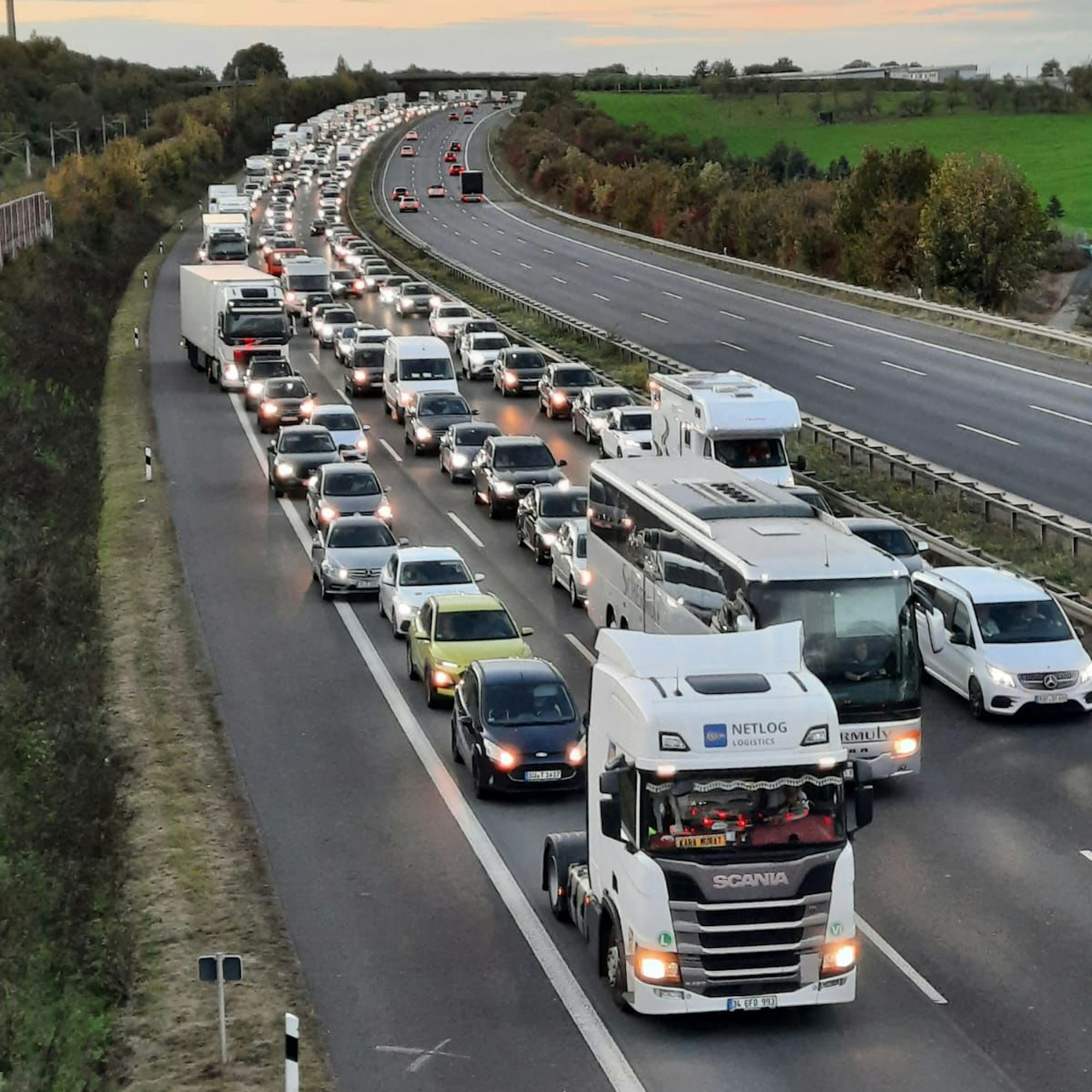 Langer Stau nach Unfall auf der A3 Richtung Frankfurt.